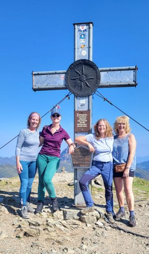 Qigong Natuurweek 2024 - Groepsfoto op berg